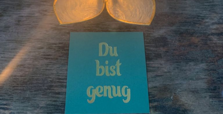 Kerze in Lotusblüte Kärtchen „Du bist genug“ Therapie für Erwachsene
